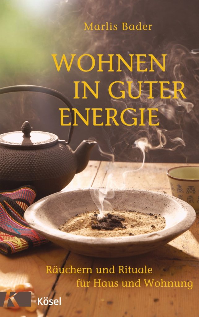 Bild zeigt das Cover des Buches von Marlis Bader »Wohnen in guter Energie« – Räuchern und Rituale für Haus und Wohnung